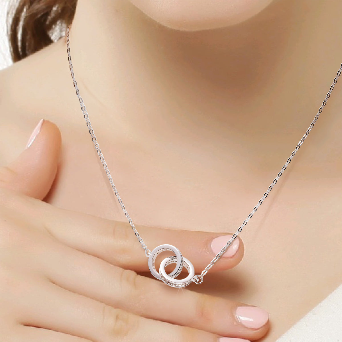 Elegant Interlocking Circle Link Chain in Shimmering Silver Tone