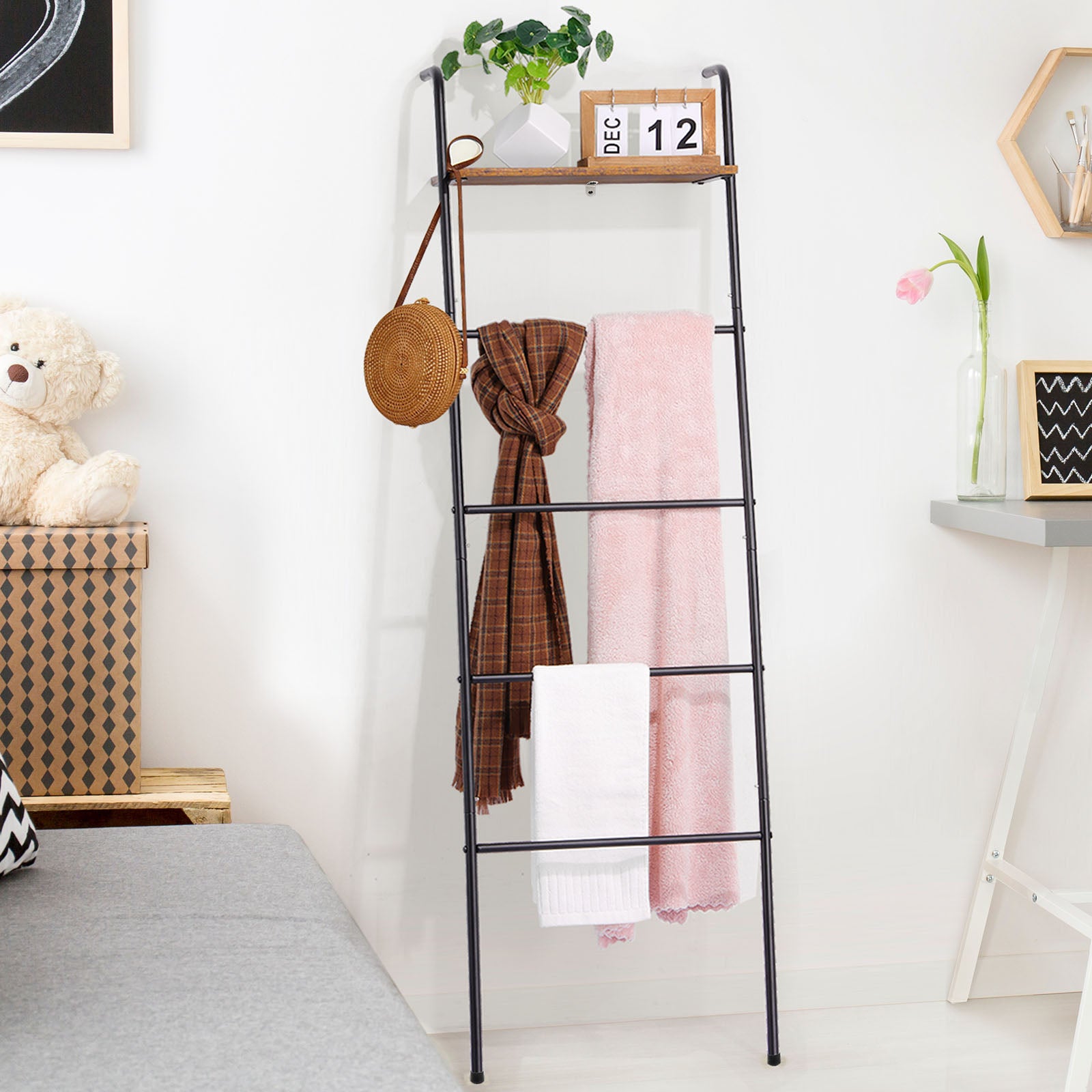 5 Tier Leaning Blanket Ladder with Top Rustic Wood Shelf, Black Metal Farmhouse Towel Rack Freestanding Quilt Blanket Holder, Multi Purpose Storage Organizer for Bathroom Bedroom Living Room Pool